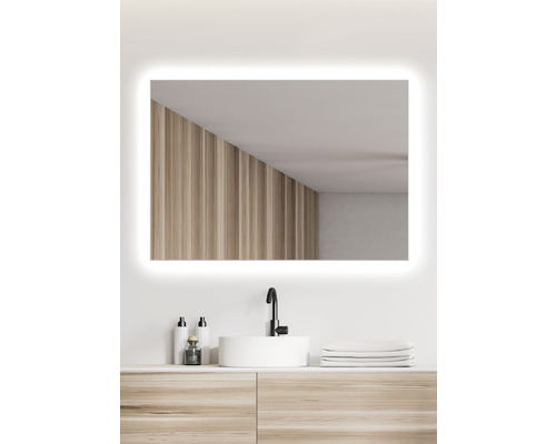 Beleuchteter rechteckiger Spiegel über einem Waschbecken im Badezimmer.