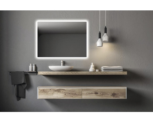 Modernes Badezimmer mit beleuchtetem Spiegel, Waschtisch, Ablage und Pendelleuchten