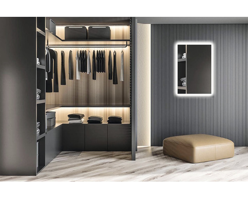 Offener begehbarer Kleiderschrank mit Beleuchtung und Spiegel