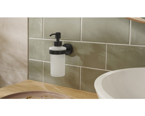 Wandseifenspender aus Glas und Metall im Badezimmer