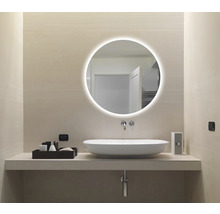 Modernes Badezimmer mit rundem Spiegel, Aufsatzwaschbecken und hellem Interieur
