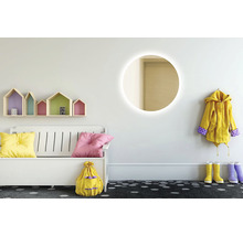 Heller Flur mit Bank, Wandregalen in Hausform, rundem Spiegel, Regenjacke und Gummistiefeln