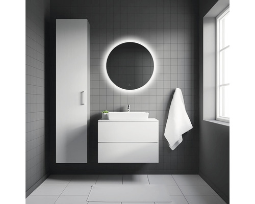 Modernes Badezimmer mit Waschtisch, Spiegelschrank und rundem Spiegel mit Beleuchtung