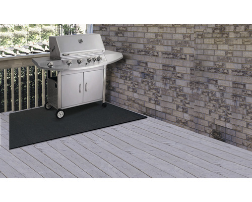 Szene mit einem Gasgrill auf einer Schutzmatte auf einer Holzterrasse.