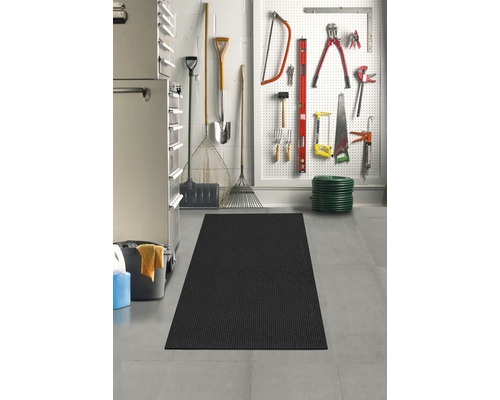 Werkstatt mit Werkzeugwand und Fußmatte