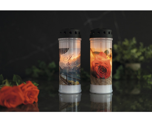Zwei Grablichter mit Motiven von Rose und Landschaft