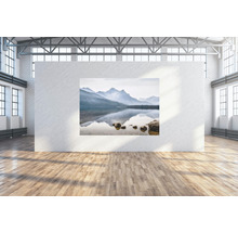 Innenraum mit Bergsee-Motiv an der Wand