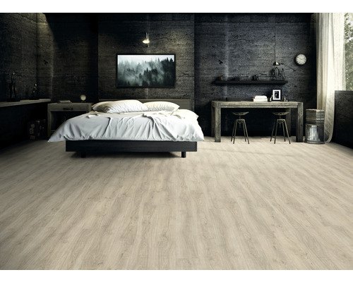 Schlafzimmer mit hellem Holzlaminatboden, Bett und Schreibtisch
