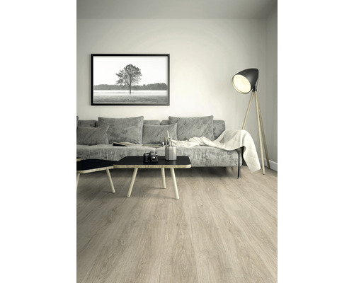 Helles Wohnzimmer mit Couch, Tisch, Stehlampe und hellem Holzboden