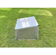 Frühbeetkasten aus Kunststoff und Aluminium auf Rasen