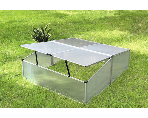 Frühbeet mit Aluminiumrahmen und Polycarbonatplatten im Garten.