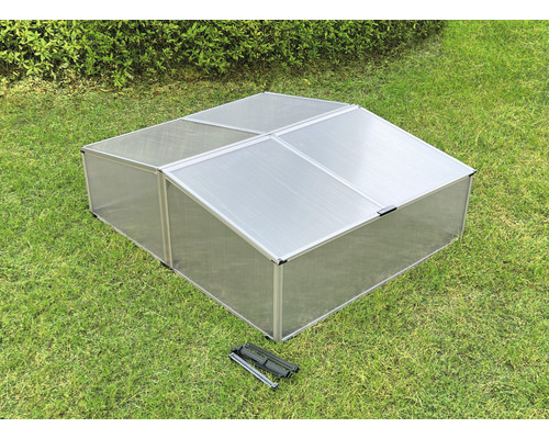 Frühbeet mit Aluminiumrahmen und transparenter Abdeckung auf einer Rasenfläche