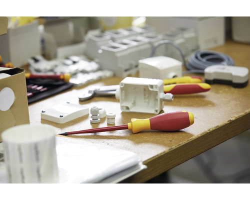 Werkbank mit Installationsmaterial und Schraubendrehern