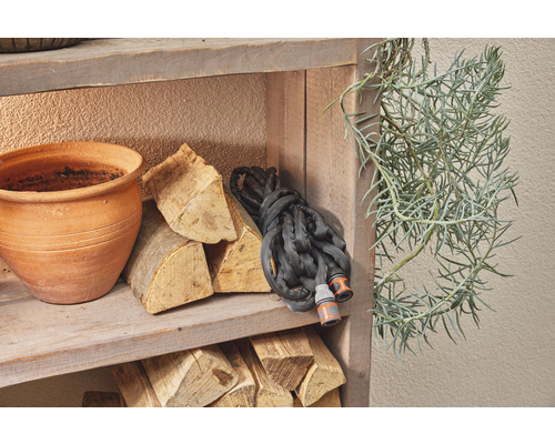 Regal mit Blumentopf, Holz, Gartenschlauch und Pflanze