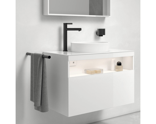 Badezimmer mit Waschbecken, Armatur, Handtuchhalter und Unterschrank