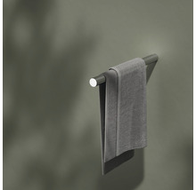 Graues Handtuch auf Handtuchhalter an der Wand