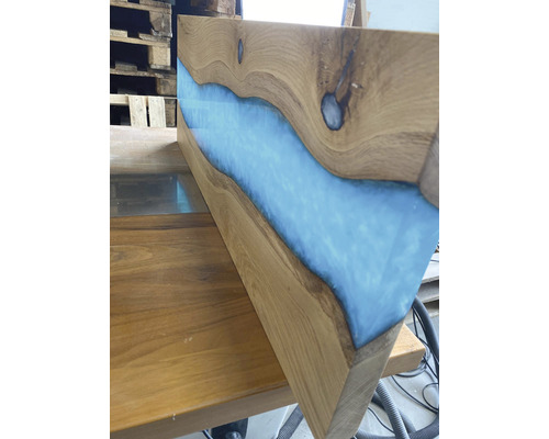 Holztisch mit Epoxidharz