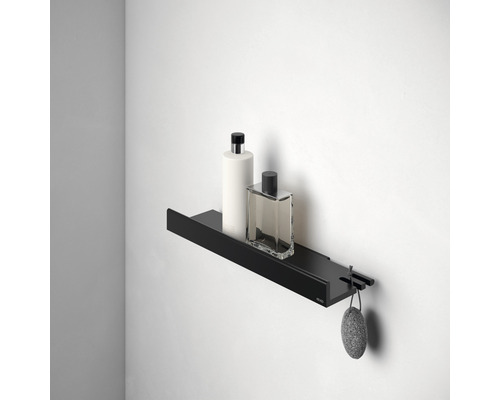Schwarzes Badezimmerregal mit Lotion, Parfüm und Badeschwamm