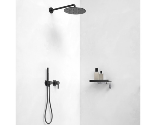 Badezimmerausstattung mit Kopfbrause, Handbrause und Ablage