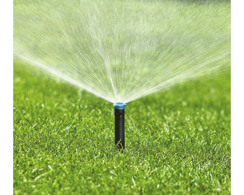 Rasensprenger beim Bewässern des Rasens