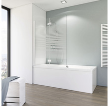 Badezimmer mit Badewanne und Duschabtrennung aus Glas