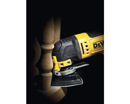 Multifunktionswerkzeug beim Bearbeiten eines Holzbeins