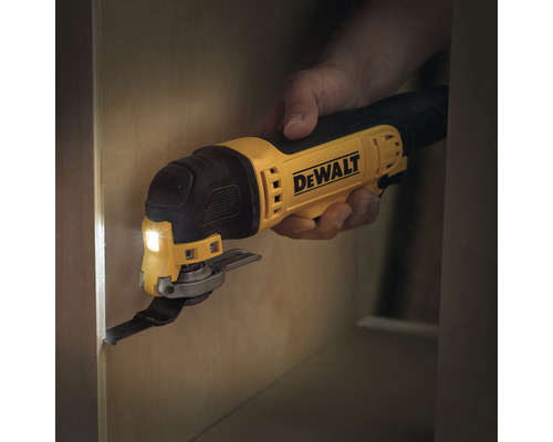 Dewalt Multifunktionswerkzeug im Einsatz zum Schneiden eines Werkstücks