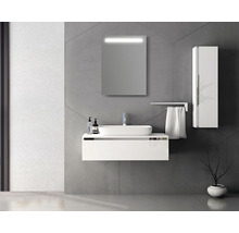 Modernes Badezimmer mit Waschbeckenunterschrank, Spiegel, Handtuchhalter und Hochschrank