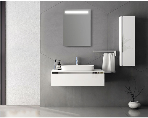 Modernes Badezimmer mit Waschbeckenunterschrank, Spiegel, Handtuchhalter und Hochschrank