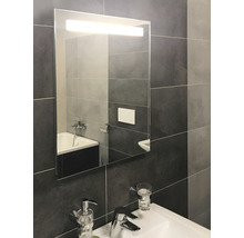 Modernes Badezimmer mit Spiegelschrank und Waschbecken