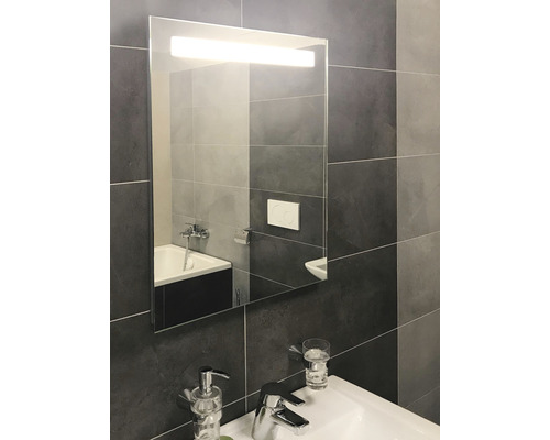 Modernes Badezimmer mit Spiegelschrank und Waschbecken