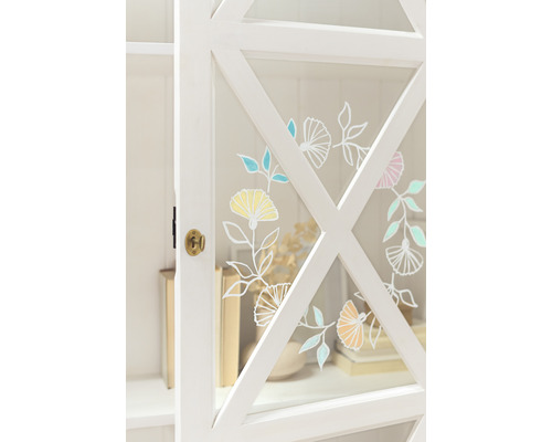 Detailaufnahme eines weißen Glasschranks mit floralen Zeichnungen