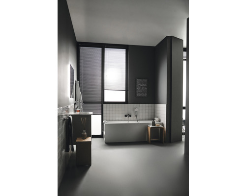 Modernes Badezimmer mit Badewanne, Waschbecken und Fensterjalousien