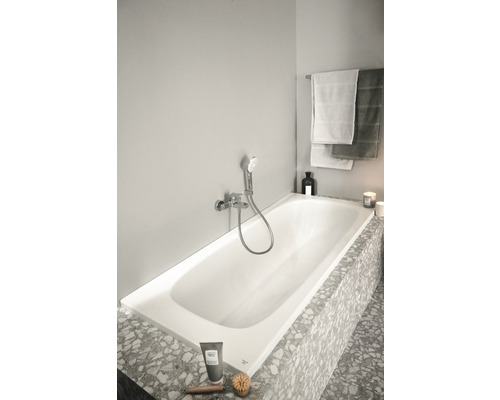 Helles Badezimmer mit Badewanne, Armatur und Handtüchern