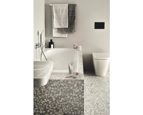 Badezimmer mit Badewanne, Waschbecken, Toilette und Handtüchern