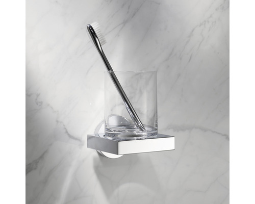 Zahnbürste im Glas an einer Wandhalterung