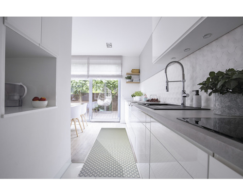 Helle Küche mit Küchenläufer, Spüle und Blick ins Freie