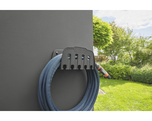 Gartenschlauch auf einer Wandhalterung im Außenbereich