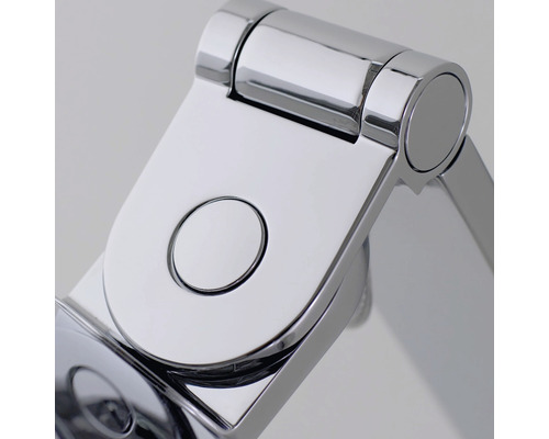 Detailansicht eines verchromten Badarmatur-Scharniers.