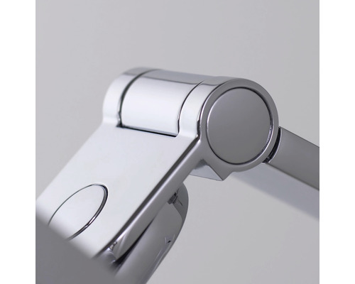 Detailaufnahme einer verchromten Armatur, die die Mechanik und das Design hervorhebt.