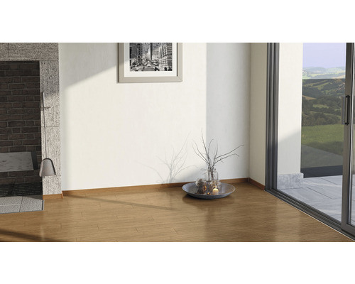 Heller Raum mit Holzboden, Kamin, Dekoration und Terrassentür