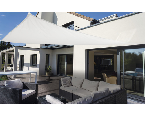 Terrasse mit Sonnensegel, Gartenmöbeln und modernem Haus im Hintergrund