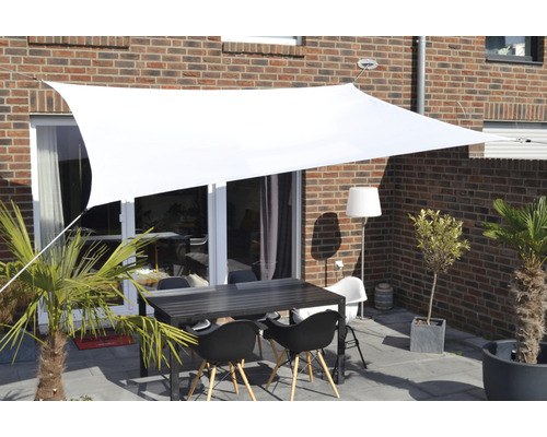 Terrasse mit Sonnensegel, Tisch und Stühlen