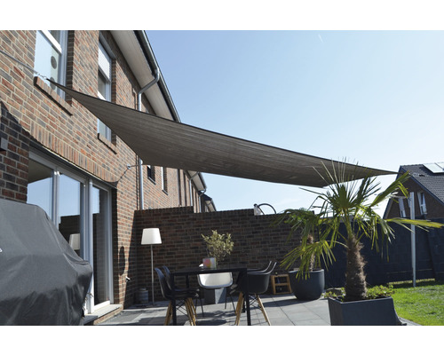 Terrasse mit Sonnensegel, Tisch und Pflanzen für den Außenbereich