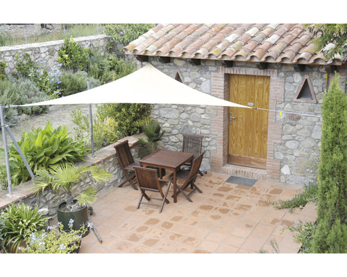 Außenbereich mit Sonnensegel, Tisch und Stühlen auf einer Terrasse