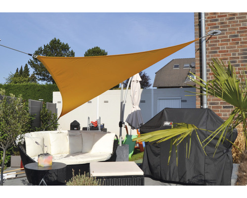 Terrasse mit Sonnensegel, Gartenmöbeln und Grill