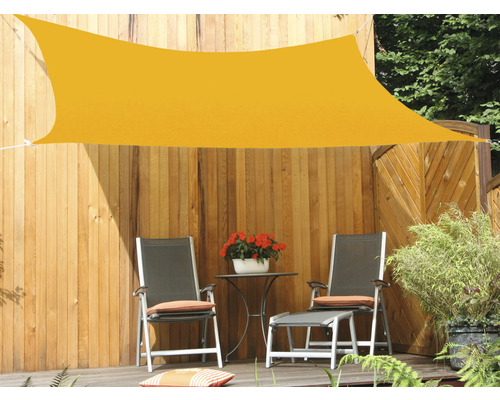 Gelbes Sonnensegel über einer Gartensitzgruppe auf einer Holzterrasse