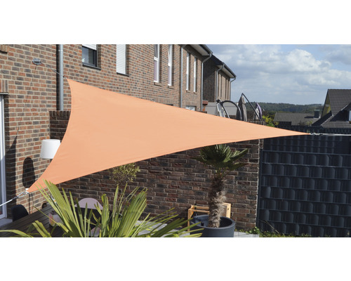 Dreieckiges Sonnensegel im Außenbereich zur Beschattung von Gartenmöbeln