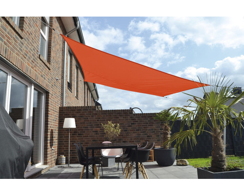 Außenbereich mit Sonnensegel, Tisch, Stühlen und Pflanzen