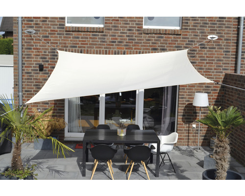 Terrassenszene mit Sonnensegel, Tisch und Stühlen für den Außenbereich